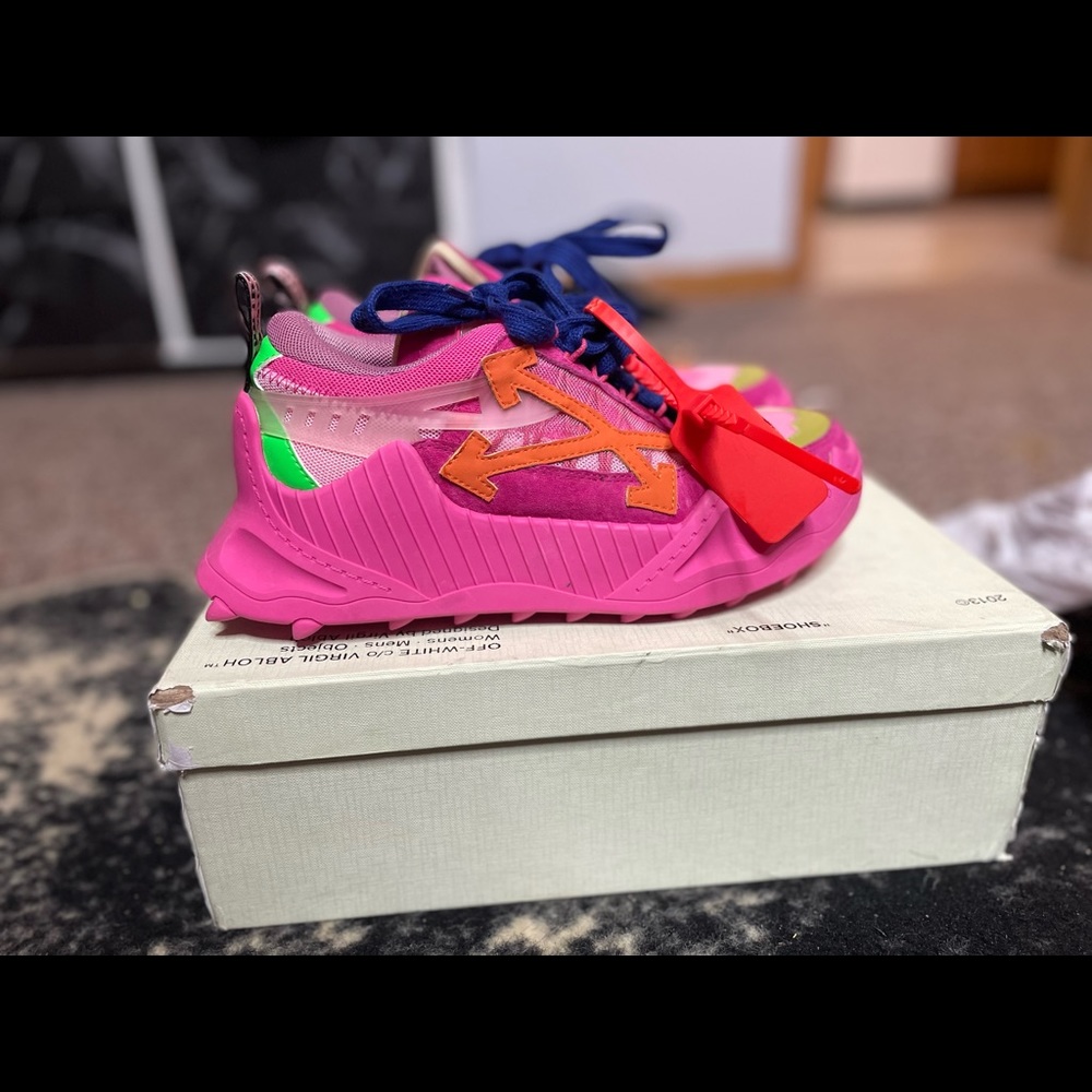 Brand new never worn can’t fit to small size 37 in women